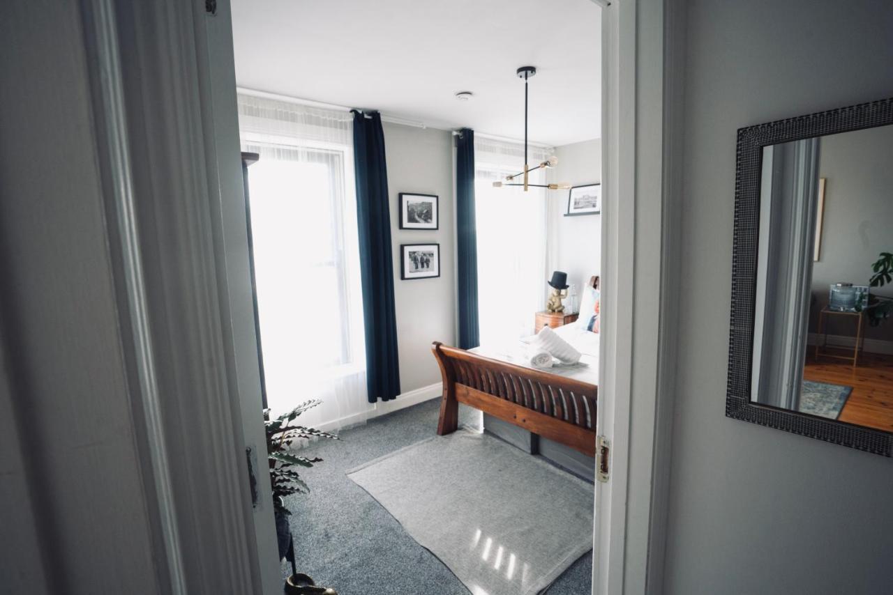 A Stylish 2 Bed Apartment In Cobh Town - Lux Stay Exterior foto
