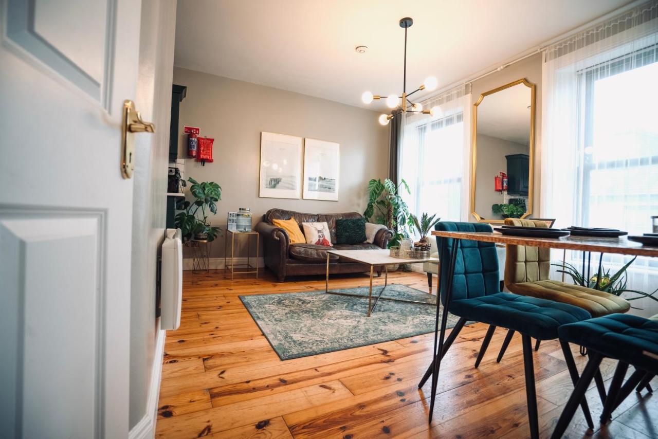A Stylish 2 Bed Apartment In Cobh Town - Lux Stay Exterior foto